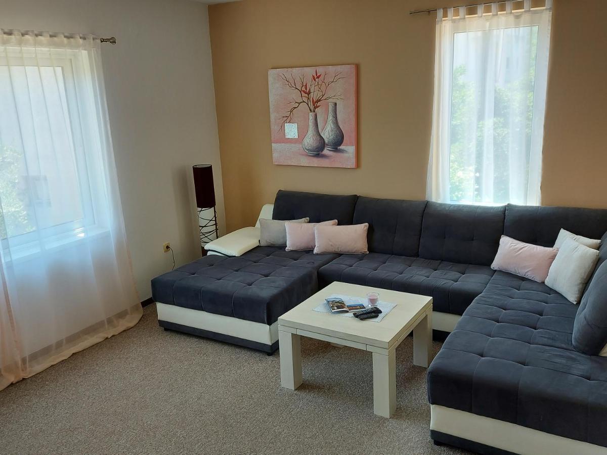 Apartman Larisa Apartment Kampor Exterior photo