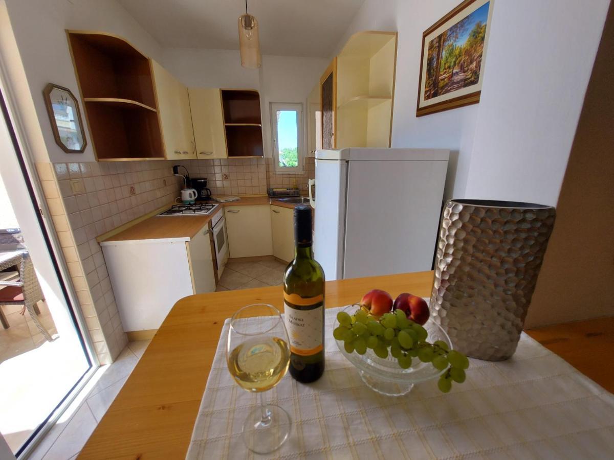 Apartman Larisa Apartment Kampor Exterior photo