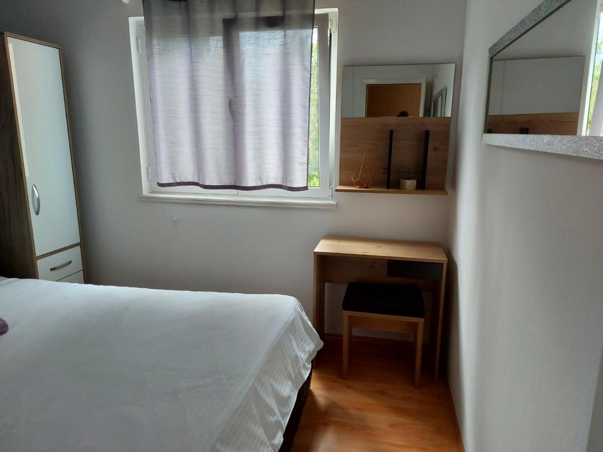 Apartman Larisa Apartment Kampor Exterior photo